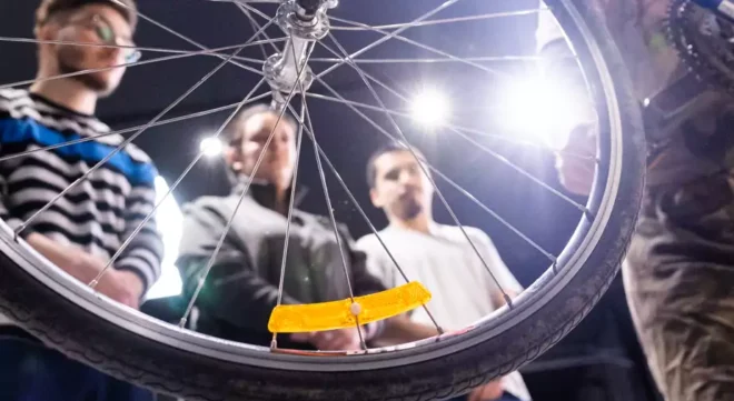 Trois jeunes inscrits au programme Phoenix de l’organisme Déclic participent à un atelier de réparation de vélos.